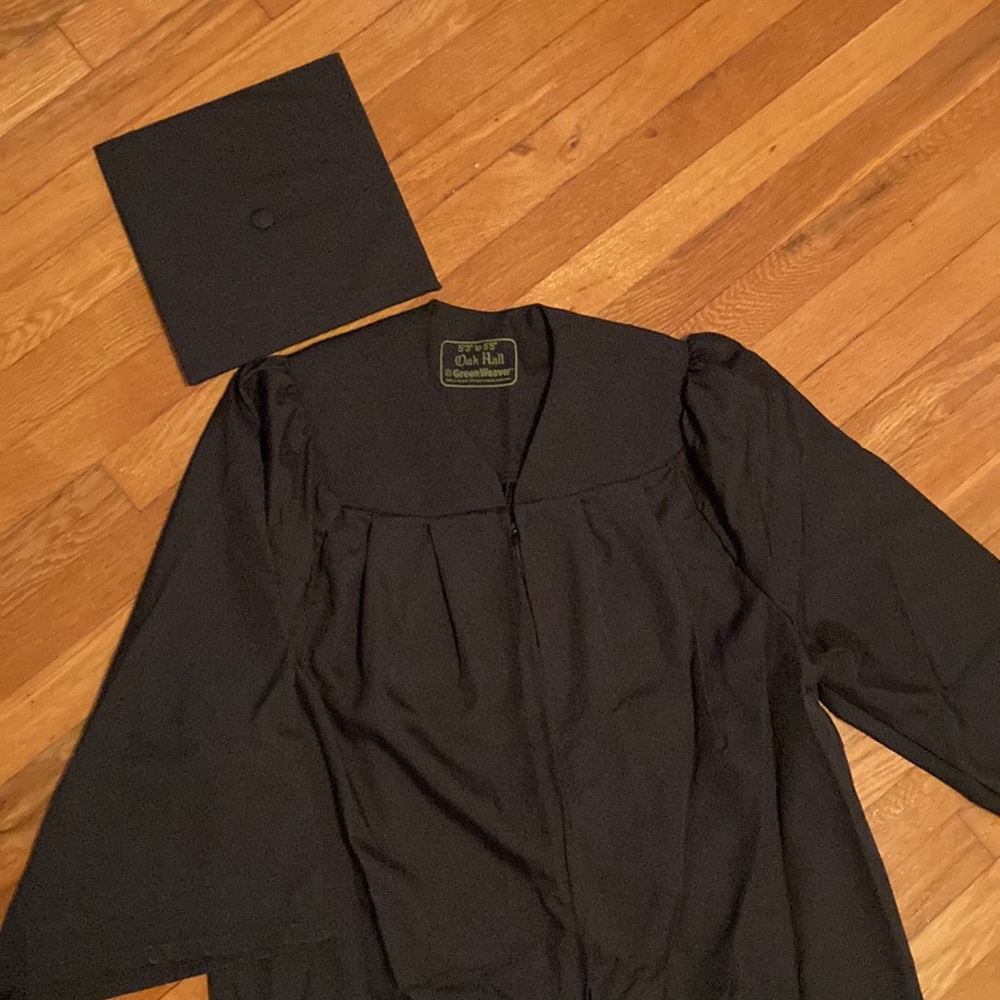 Black Undergrad Graduation Cap & Gown Size 5’3”-5’5” Oak Hall GreenWeaver